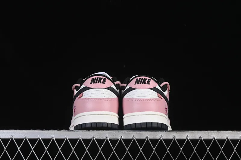 All categories Nk SB Dunk Series Nk SB Dunk Low High-end customized low-top sneakers Nike SB Dunk Low Valentine's Day strap Anniversary high-end customized low-top casual sneakers PB0510-055